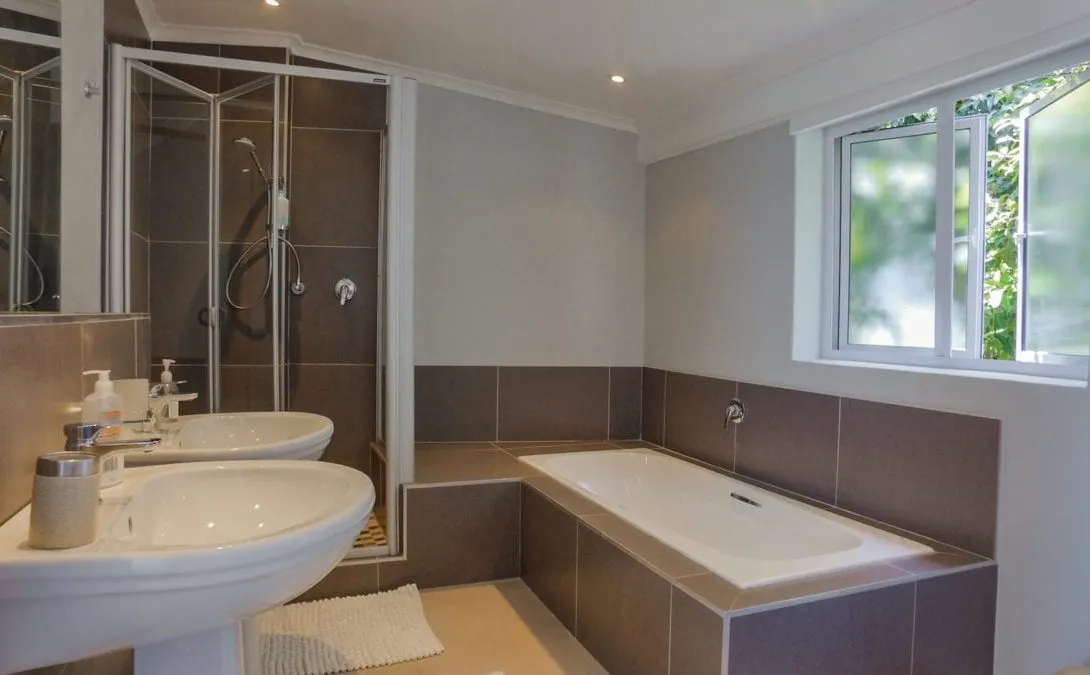 60-on-Hely-Hutchinson-Camps-Bay-19-1090×675