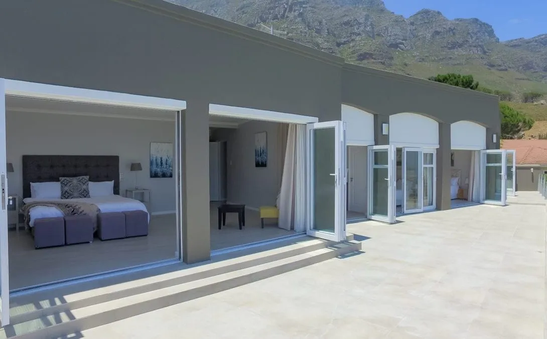 60-on-Hely-Hutchinson-Camps-Bay-33-1090×675